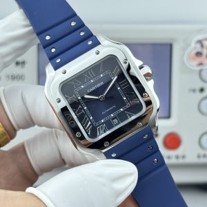 Alternative view of GF-Santos Tape Edition Authentic mold casting, latest Cartier Santos 1⃣️【Case】Mold-cast case featuring premium imported 316L stainless steel! 2⃣️【Dial】Mold-cast dial! 3⃣️【Hands】Swiss-crafted blued hands—the closest replica to genuine blued steel! 4⃣️【Glass】Swiss anti-reflective coating with anti-fingerprint and scratch resistance! AF-processed for flawless finish! 5⃣️【Strap】Features ergonomic SmartLink detachable system. Includes one premium-feel fluororubber strap perfectly interchangeable with the original. 6⃣️【Dimensions】Men's size: 39.8mm x 47.5mm, achieving near-perfect alignment with the original. 7⃣️【Crown】Multi-faceted sapphire crystal crown molded to ensure genuine interchangeability with original components.Features two practical Cartier inventions: the "SmartLink" bracelet adjustment system and the "QuickSwitch" strap replacement mechanism! 【Case diameter: 39.8mm, Thickness: 9.08mm】